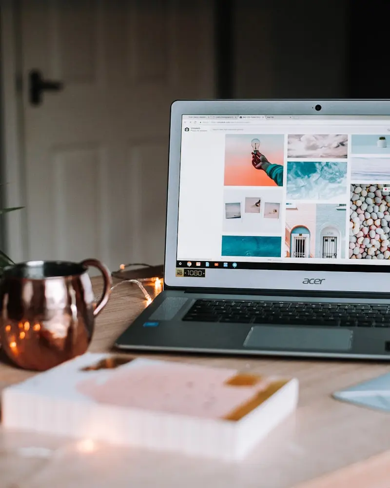Espace de travail avec ordinateur portable, dédié à la création de sites internet
